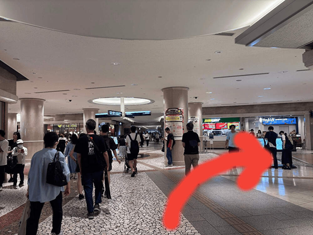 大阪駅前第4ビルを通り過ぎ、「SUBWEY」が見えたら右に曲がり通路を進むとサービスカウンターの隣に当店があります。